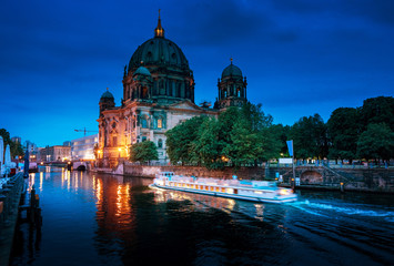 Berliner Dom mit Ausflugsschiff auf der Spree, Berlin, Ger