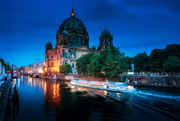 Berliner Dom mit Ausflugsschiff auf der Spree, Berlin, Ger © Iakov Kalinin