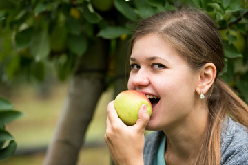 girl with apples