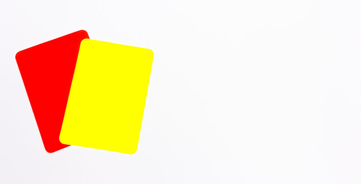 Gelbe und rote Karte mit wei&szlig;em Hintergrund.