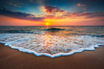 Foto op Plexiglas Strand zonsondergang Prachtige zonsopgang boven de zee