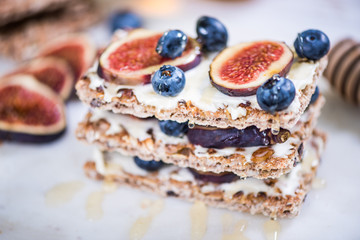 Wholegrain light brunch with figs