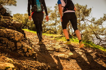 Montañismo trail en Gran Canaria, España, en plena naturaleza.