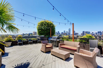 Naklejka premium Walkout deck of apartment building with many armchairs