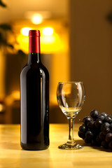 Bouteille de vin rouge avec verre et grappe de raisin