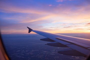 Obraz na płótnie Canvas Sunset sky from the airplane window