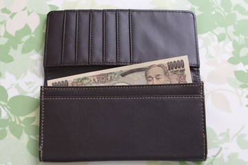 一万円札と長財布