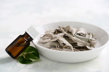 アロマオイルとホワイトセージの乾燥葉