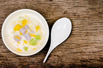 Thai Dessert, BUA Loi three colors with two eggs. .. BUA Loi Put the eggs, the more tasty, floating Lotus three colors with two eggs