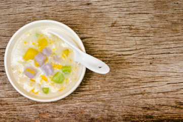 Thai Dessert, BUA Loi three colors with two eggs. .. BUA Loi Put the eggs, the more tasty, floating Lotus three colors with two eggs