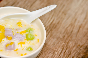 Thai Dessert, BUA Loi three colors with two eggs. .. BUA Loi Put the eggs, the more tasty, floating Lotus three colors with two eggs