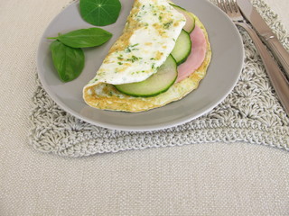 Eiweiß Omelette mit Schinken und Gurke