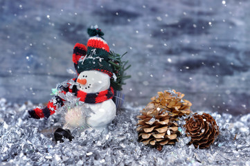 petit bonhomme de neige dans confettis et chute de neige 