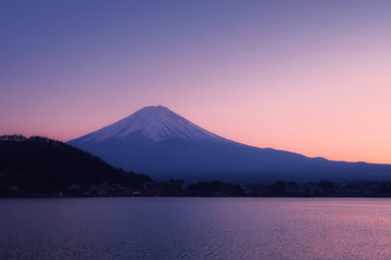 Fototapeta premium Mount Fuji with the peaceful lake Kawaguchi at sunset
