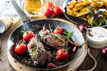 Steak Gericht mit kartofeln und bier