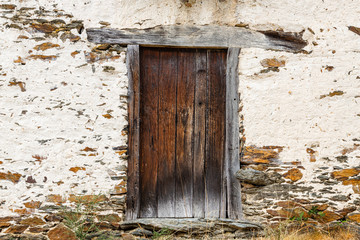 Puerta antigua de madera. Vega del Castillo, Sierra de la Cabrera, Zamora.