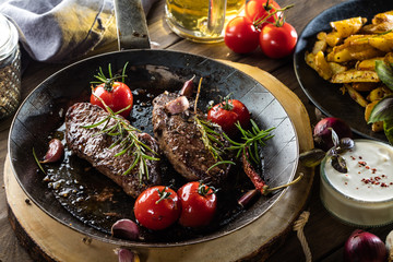 Steak Gericht mit kartofeln und bier