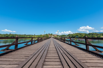 Naklejka premium Wooden bridge over the river (Mon Bridge) in Sangkhlaburi District, Kanchanaburi, Thailand.
