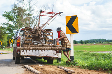 Obraz premium Thai farmer load tractor