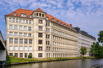 Fototapeta na wymiar Historisches Verwaltungsbausgebäude an der Sonnenbrücke in Berlin-Neukölln