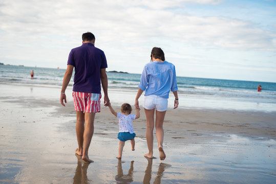 Parents enfant plage mer Saint Malo