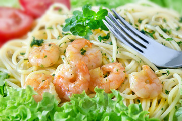 Spaghetti und Garnelen