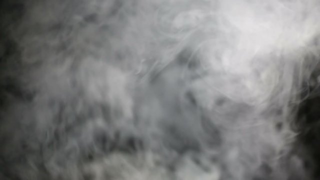 Reale fumo bianco proveniente dalla macchina del fumo su uno sfondo nero. Modificabile e colorabile.
