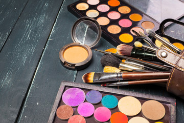 Makeup brushes and make-up eye shadows