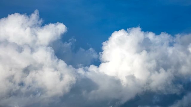 Quellwolke bei blauem Himmel - Zeitraffer