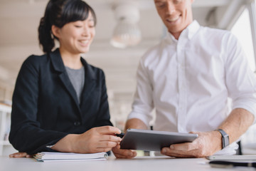 Obraz premium Businesspeople using digital tablet in office