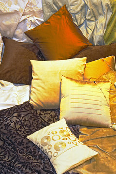 decoracion de un ambiente con cojines y telas de difrentes colores