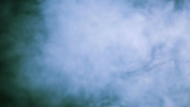 Fumo bianco astratto con sfondo nero in movimento.