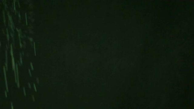 Reali particelle di polvere in caduta libera con sfondo nero.
