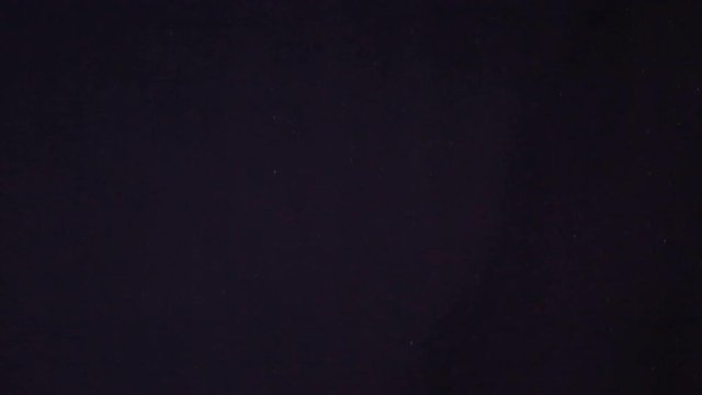 Reali particelle di polvere in caduta libera con sfondo nero.