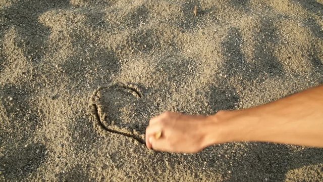 Disegno di un cuore stilizzato sulla sabbia