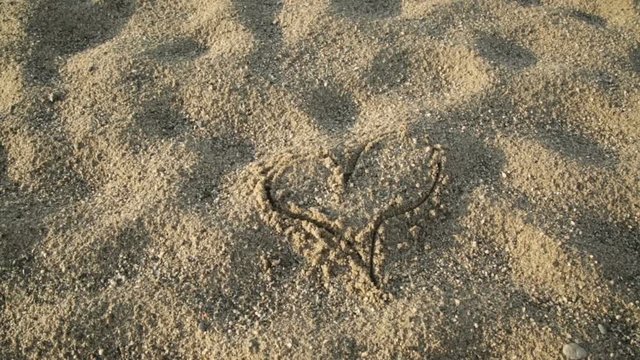 Cuore disegnato sulla sabbia 
