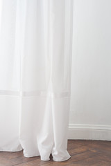 weißer Vorhang im Zimmer