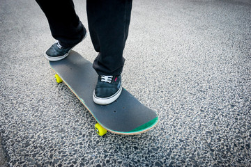 スケートボードに乗る男性の足元