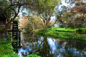 水車が回る水辺　安曇野