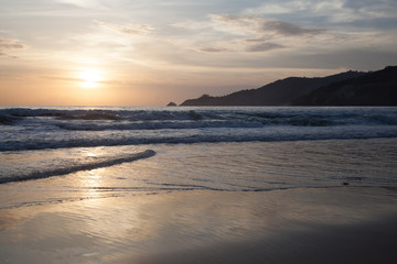 Fototapeta na wymiar Waves and sunset .