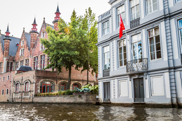 Fototapeta premium Le long des canaux de Bruges la Venise du nord