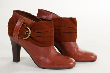 Elegant brown leather boots with suede inserts.