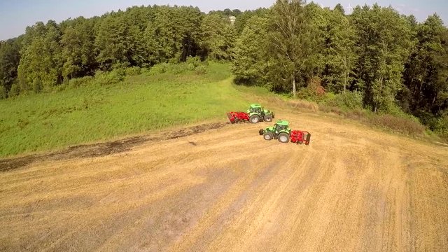 Maszyny rolnicze pracujące na polu