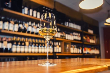 Crédence de cuisine en verre imprimé Alcool White wine in a bar