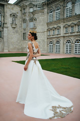 Obraz premium A look from behind on a straight model's back wearing white dres