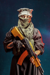 Naklejka premium Portrait of man holding machine gun against blue background