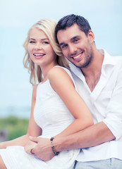 Obraz premium couple in shades at sea side