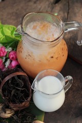 Iced milk tea is delicious with milk.