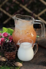 Iced milk tea is delicious with milk.