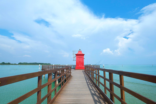 roter Leuchtturm am Meer, Lignano Sabbiadoro Strand 